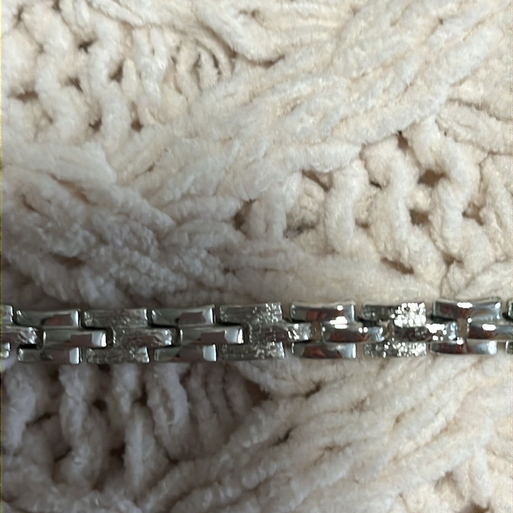Vintage “Coro” brand silver tone necklace. Exc vintage cond. Signed. - Picture 6 of 7